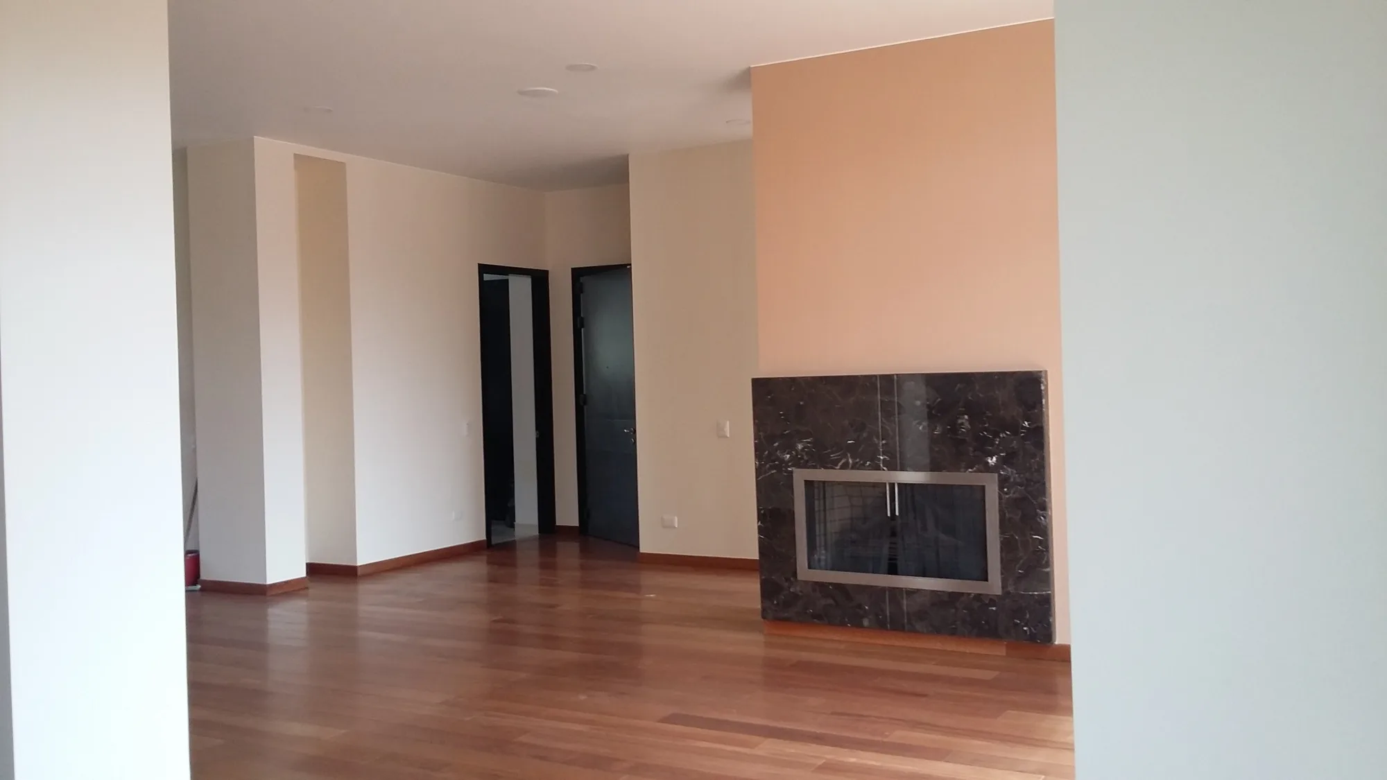 Sala con chimenea revestida en mármol