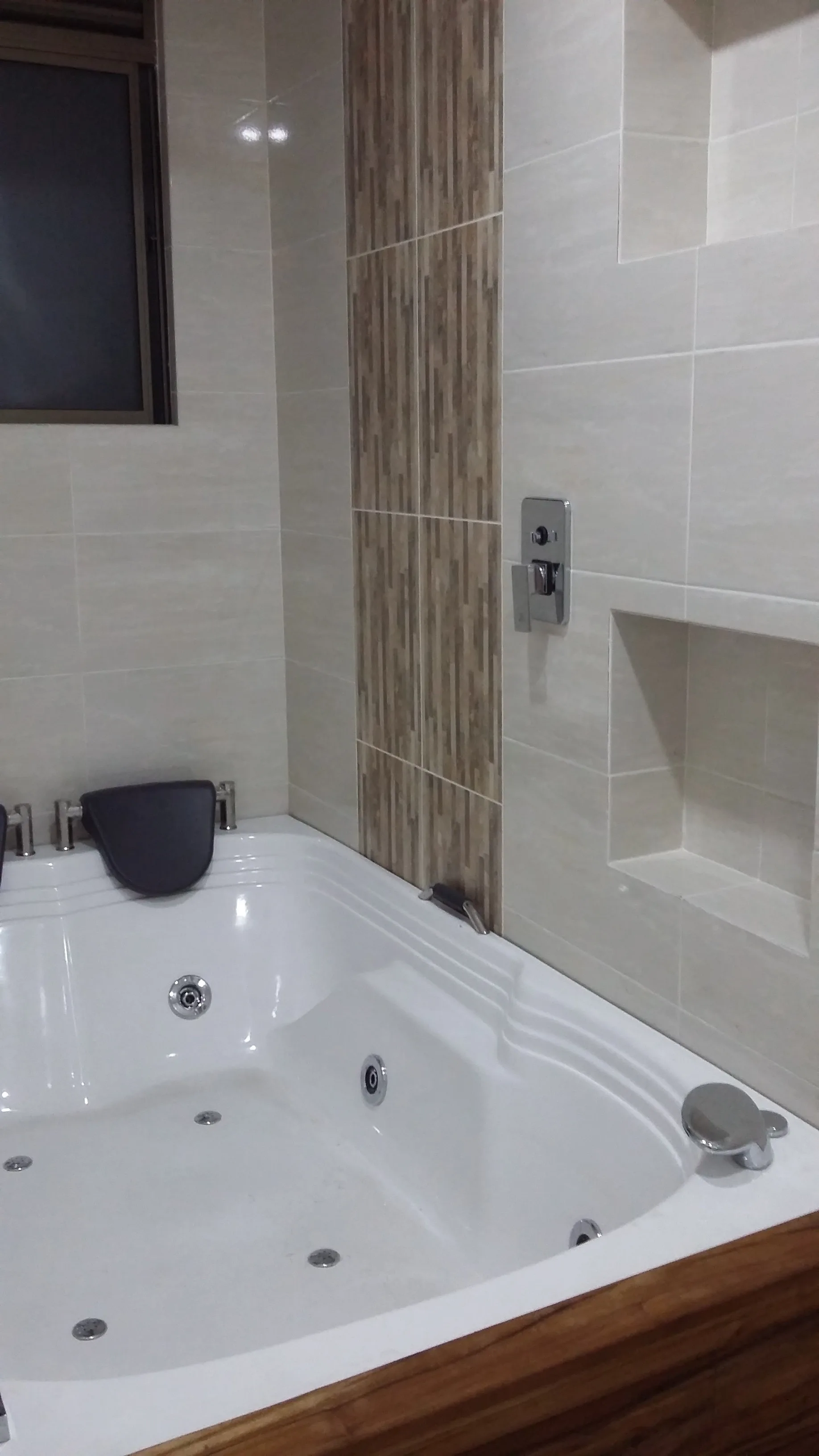 Baño con jacuzzi y enchape en gran formato