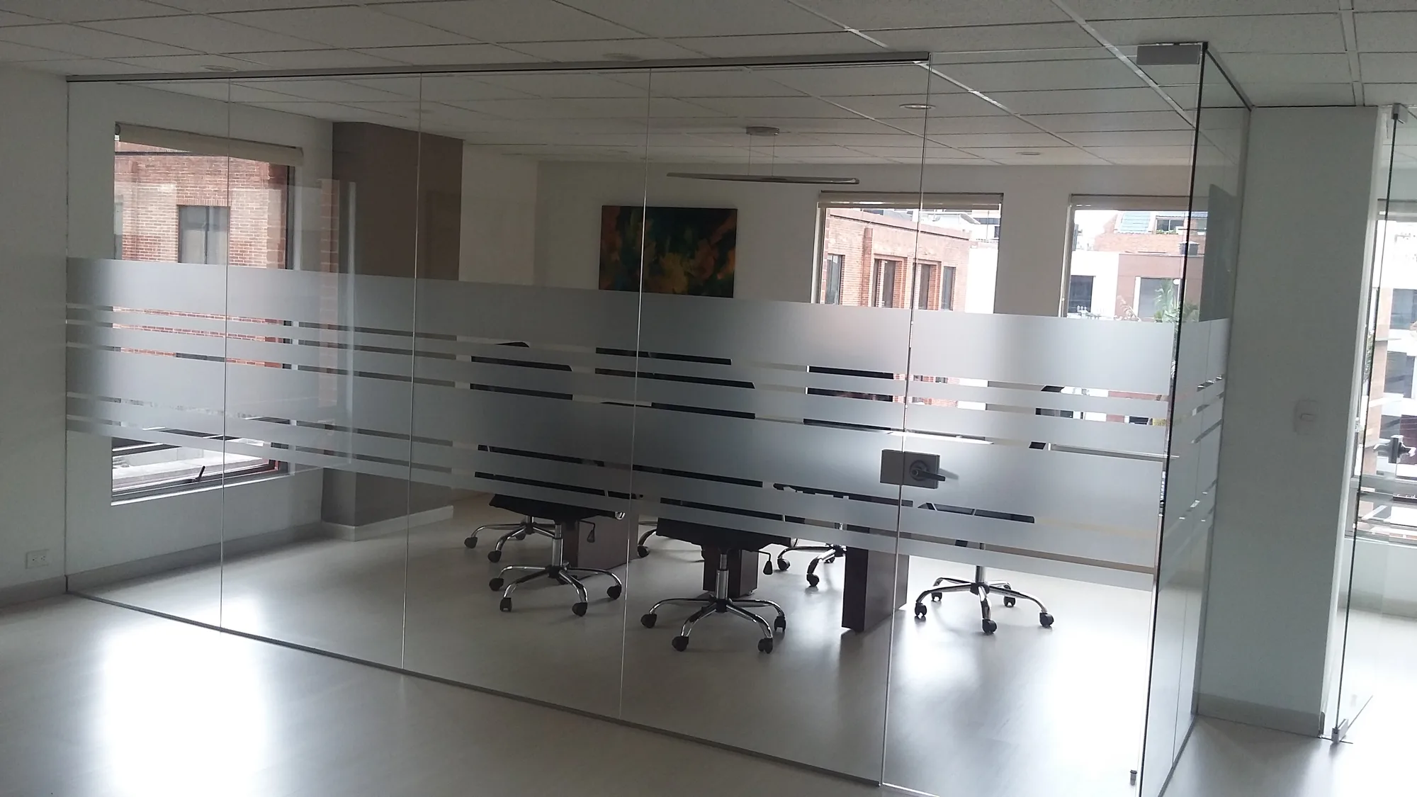 Sala de juntas con divisiones de vidrio