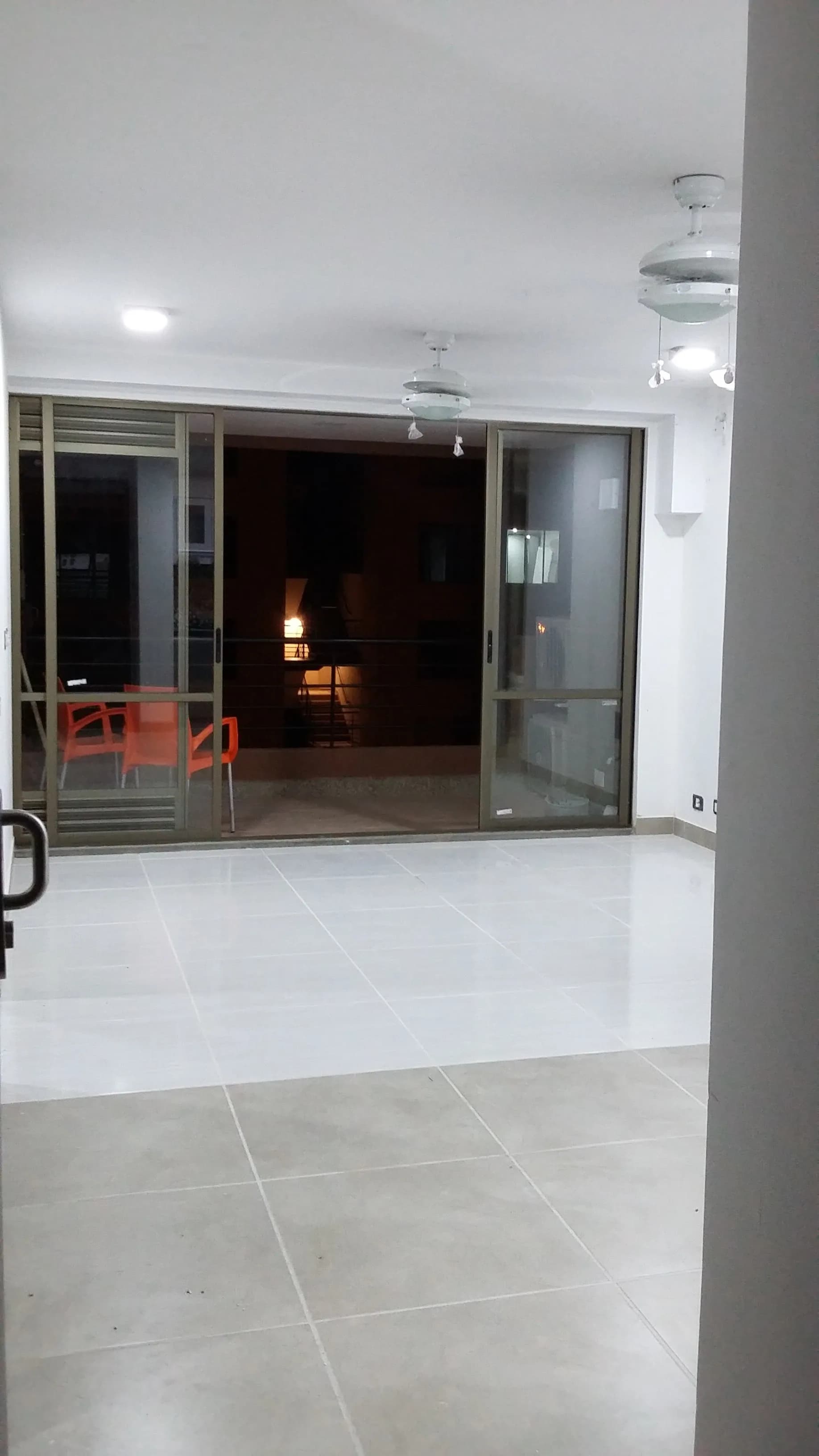 Salón social con balcón y ventiladores